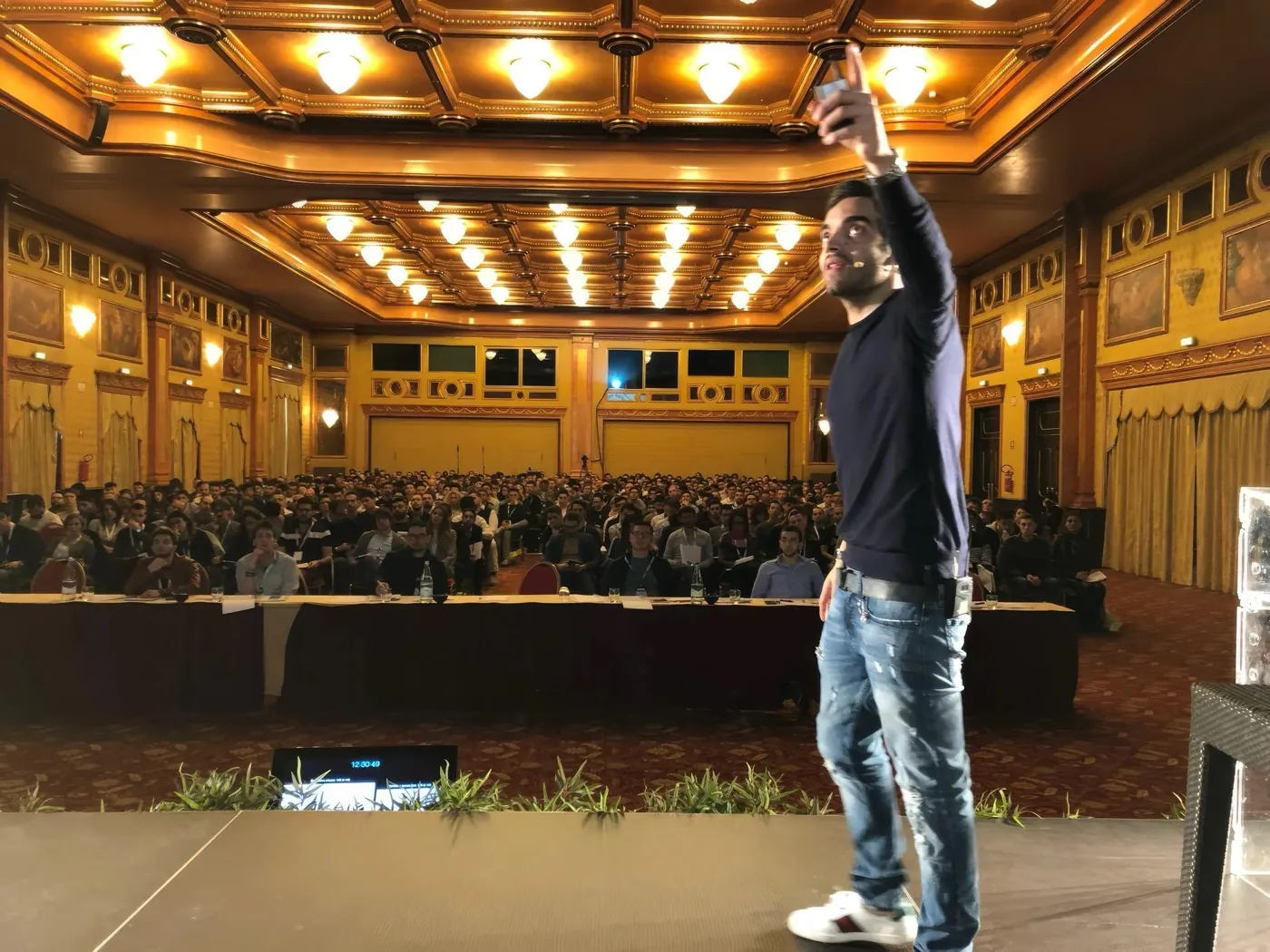 Valerio Pezzano sul palco di un evento di marketing, davanti alla platea